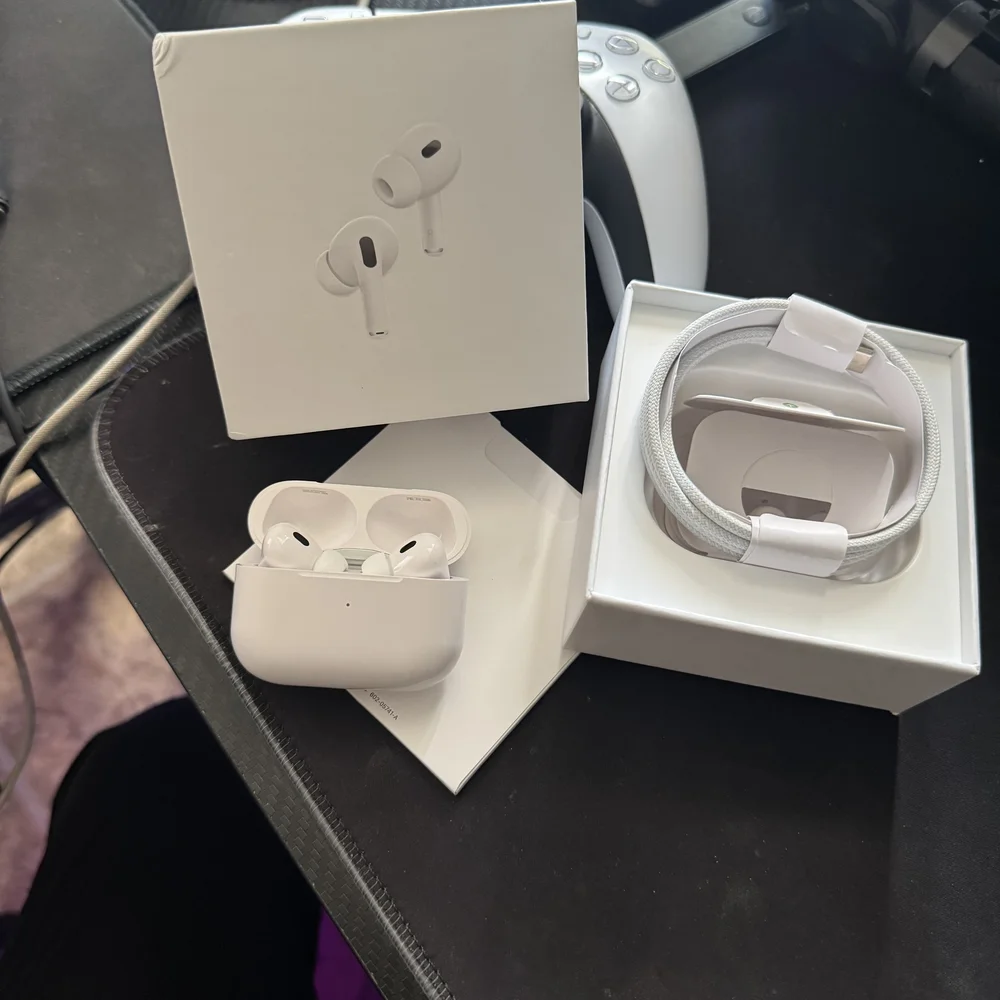 Apple White Wireless Earbuds with Charging Cable